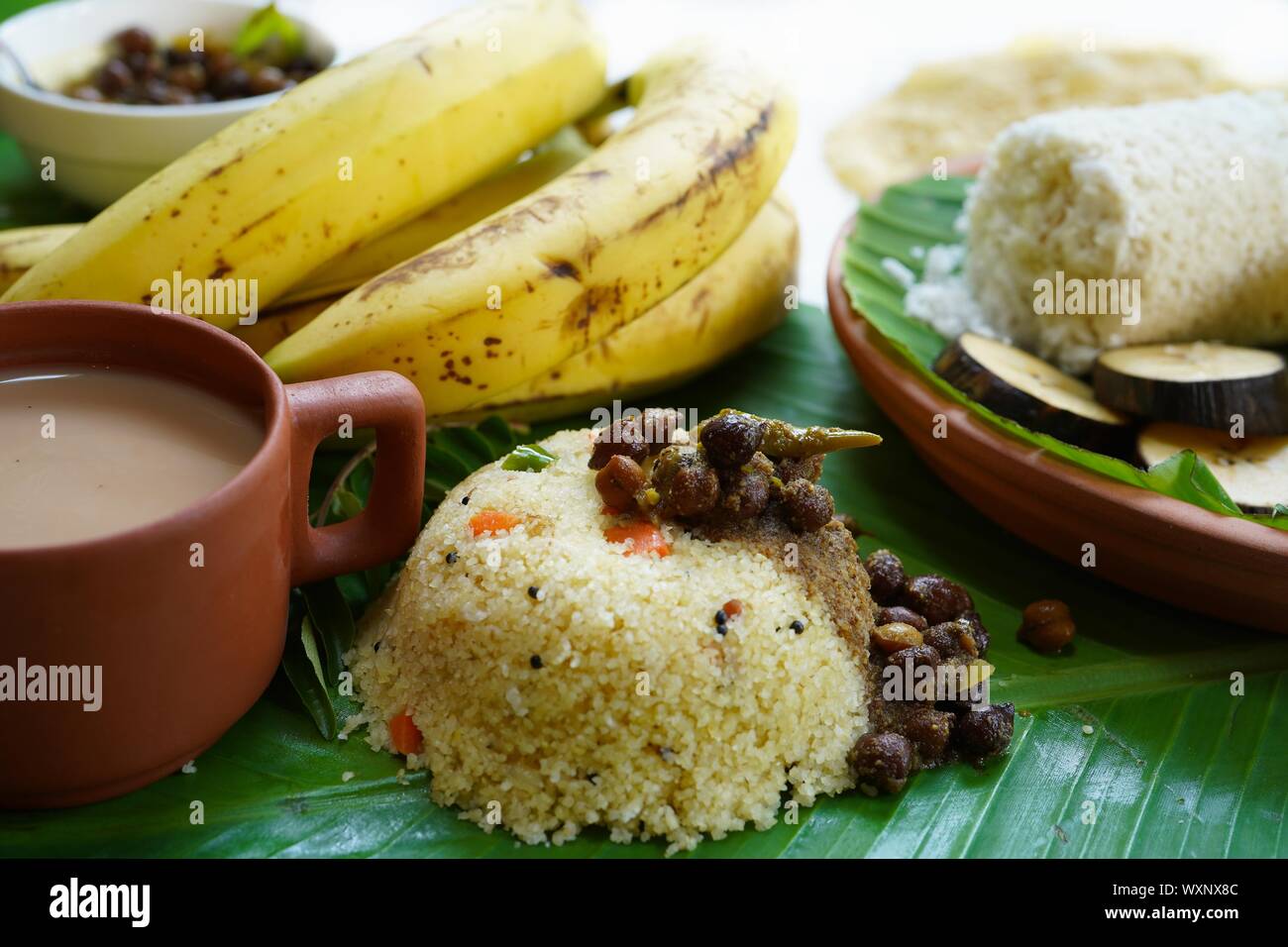 South Indian frühstück Rava Upma, Kerala Puttu, Bananen und Kaffee Stockfoto