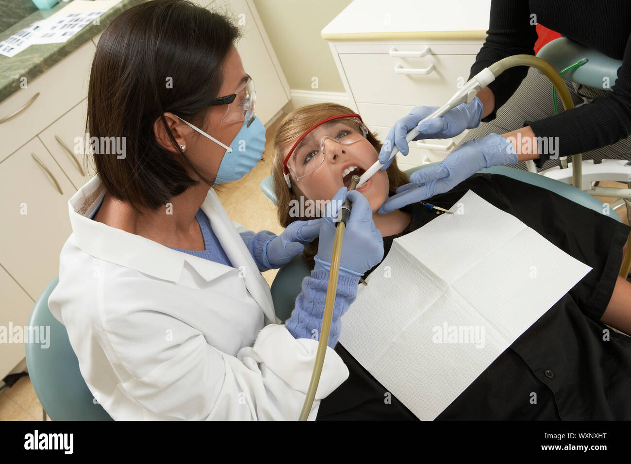 Frau, zahnärztliche Arbeit zu erledigen Stockfoto