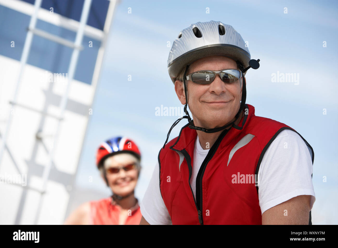 Paar, die Vorbereitung für eine Radtour Stockfoto