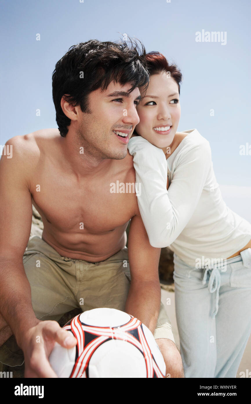 Paar mit Volleyball Stockfoto
