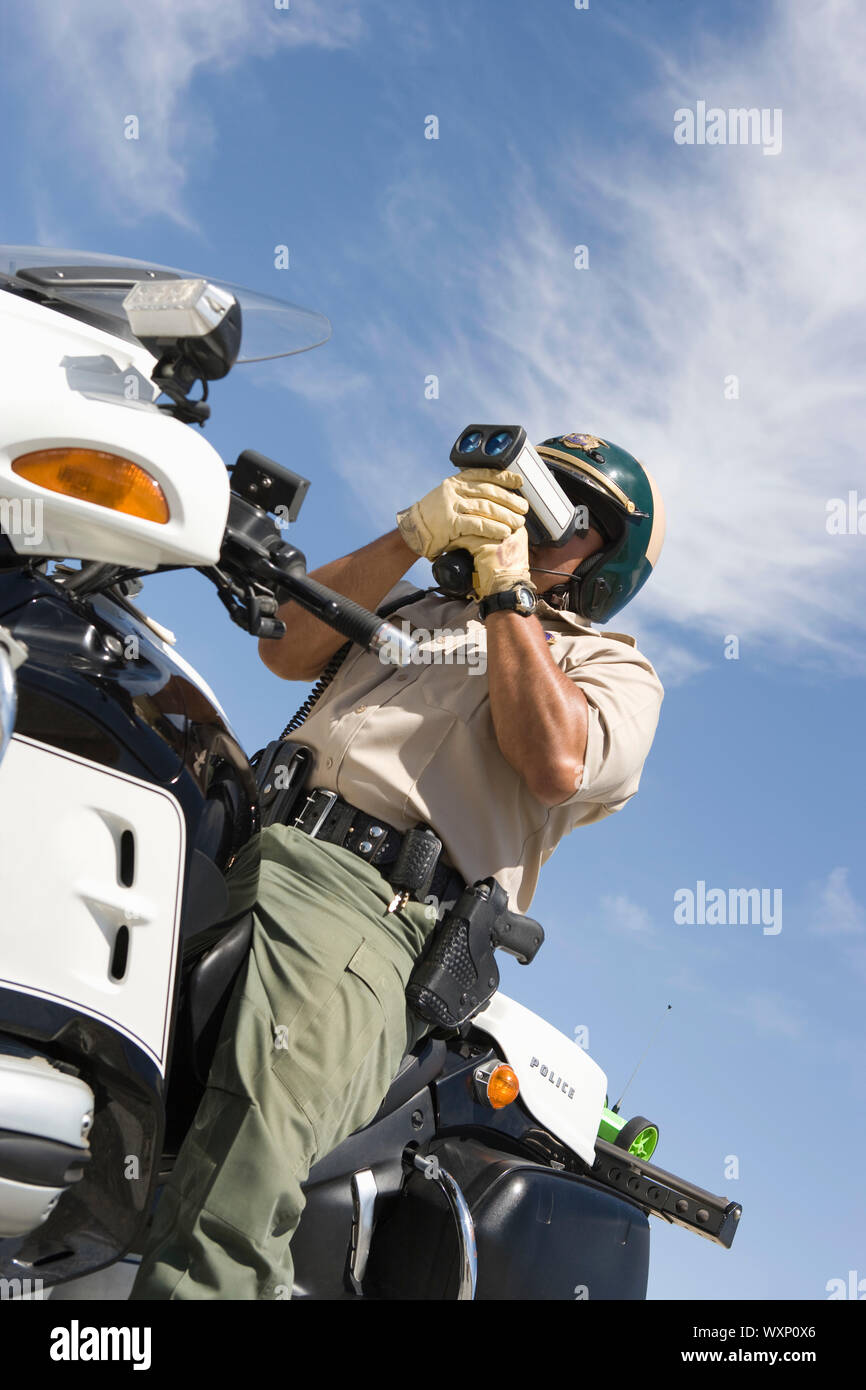 Polizisten mit der Waffe Stockfoto