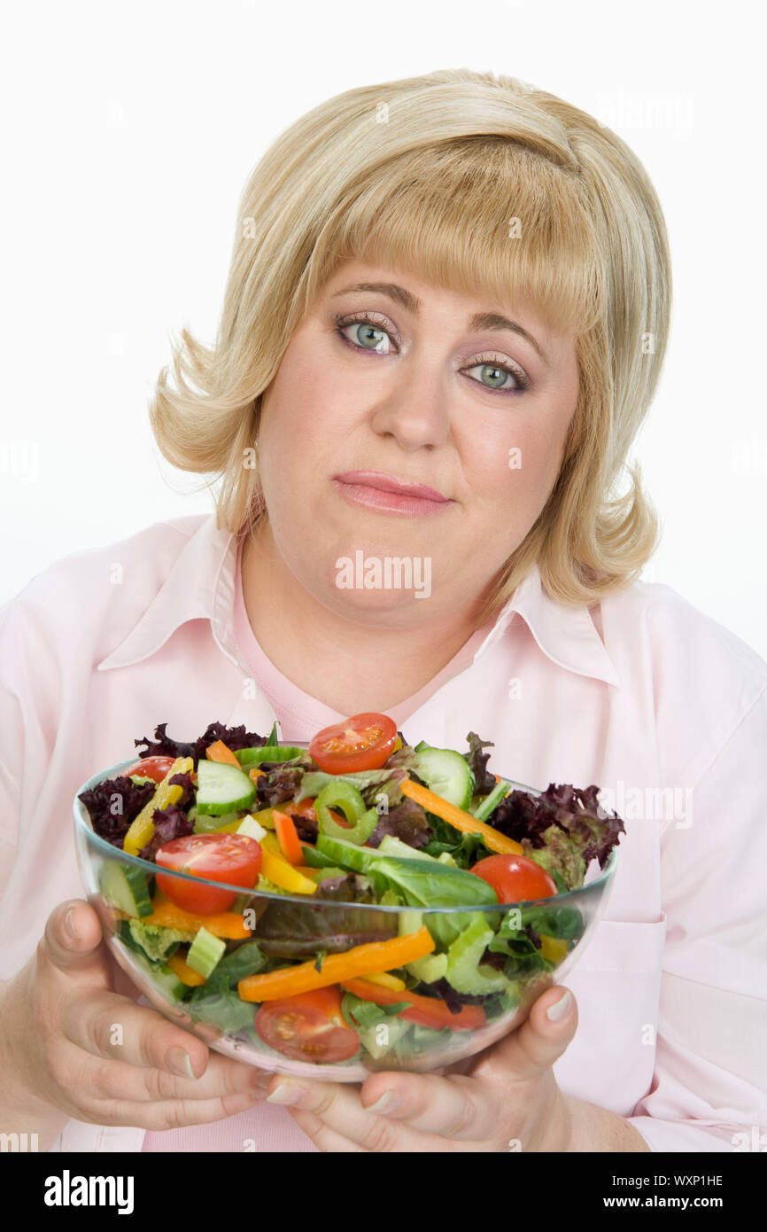 Frau zeigt Enttäuschung über den Salat Stockfoto
