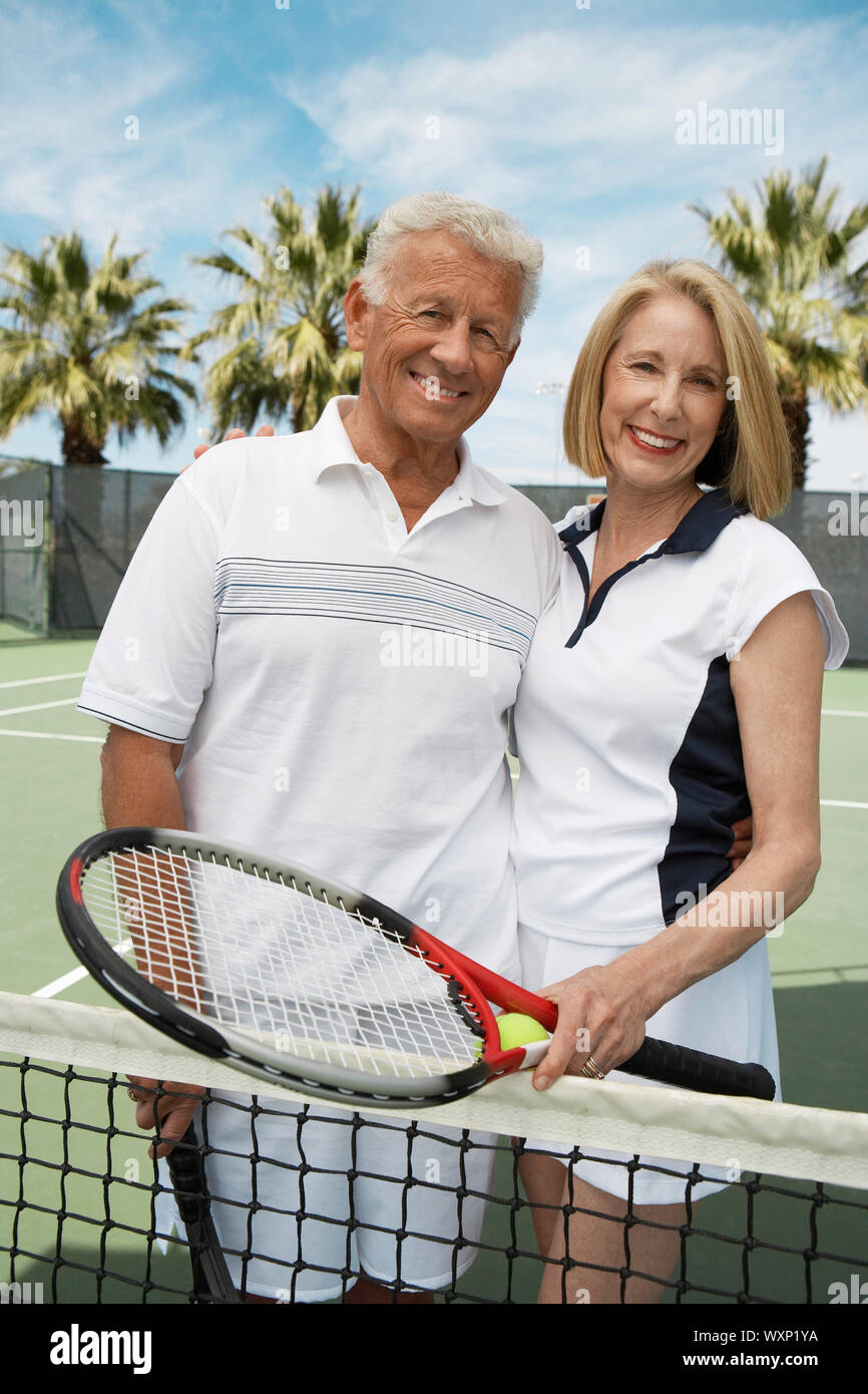 Brautpaar auf dem Tennisplatz Stockfoto