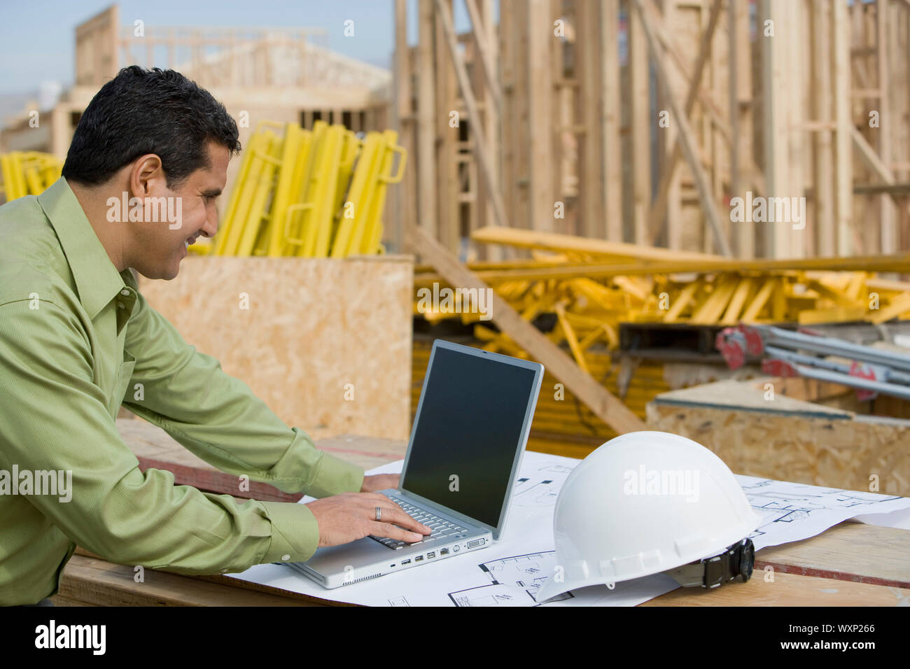 Bauarbeiter mit laptop Stockfoto