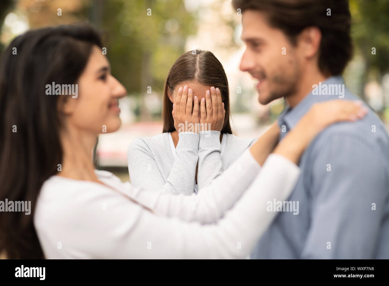 Frau weinen, Ihr ex Freund startet glücklich Liebe Beziehungen beobachten Stockfoto