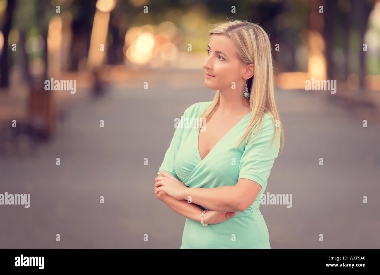 Closeup Portrait einer schönen Frau auf der Straße Stockfoto