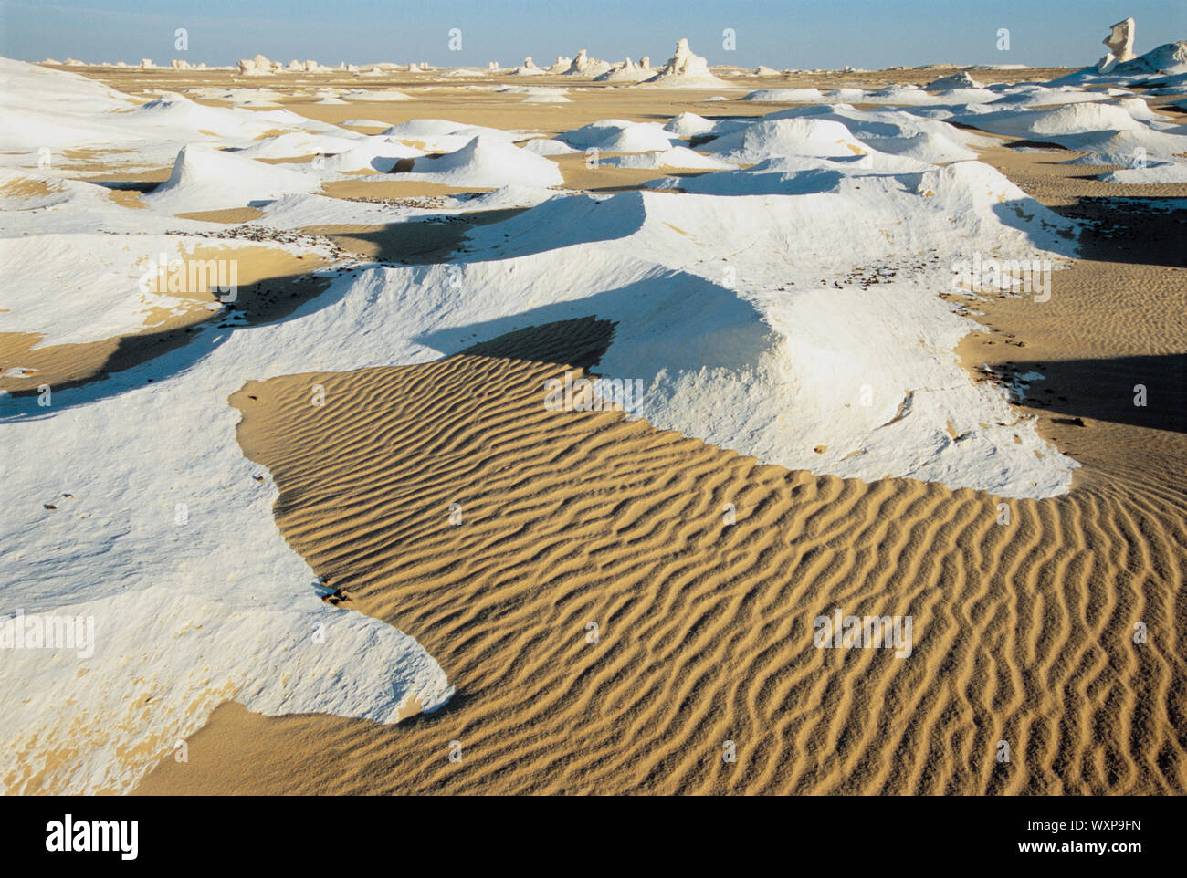 Sand liegend über mineralische Ablagerungen Stockfoto