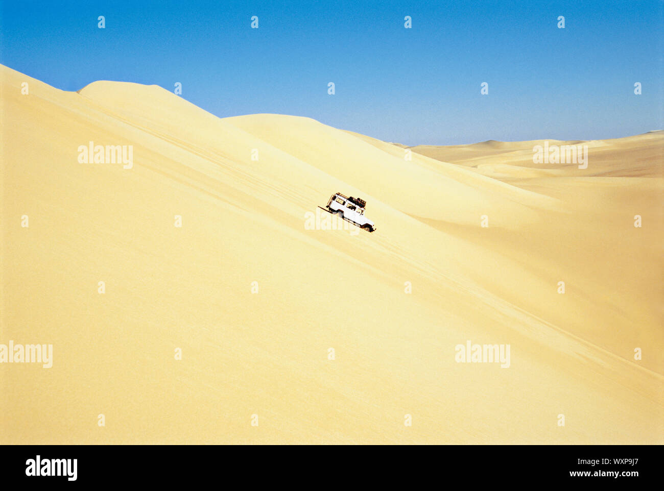 Safari Fahrzeug in der Wüste fahren Stockfoto