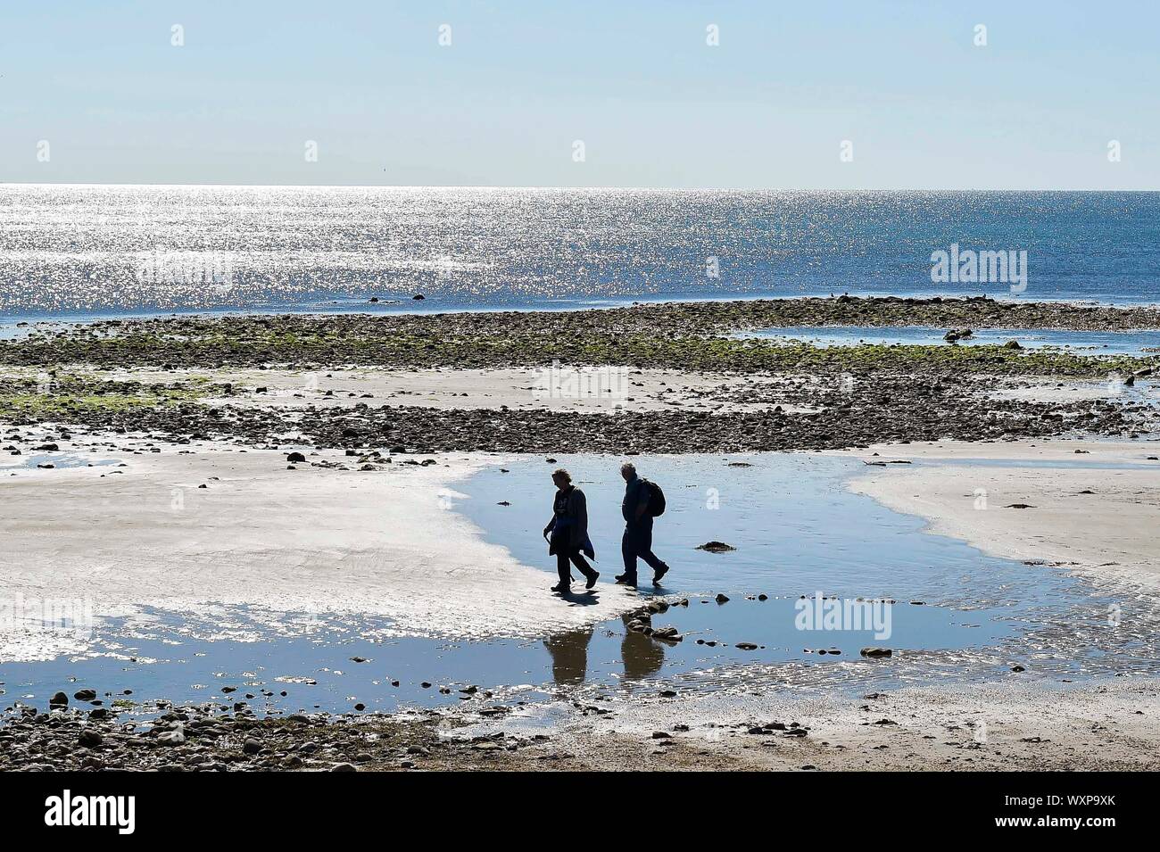 Charmouth, Dorset, Großbritannien. 17 Sep, 2019. UK Wetter. Besucher am Strand von Charmouth, Dorset Genießen der warme Herbst Sonnenschein und blauem Himmel. Foto: Graham Jagd-/Alamy leben Nachrichten Stockfoto