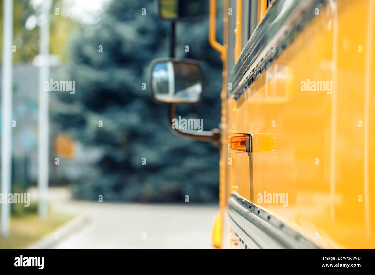 School Bus Seite Close-up verwischt Stockfoto