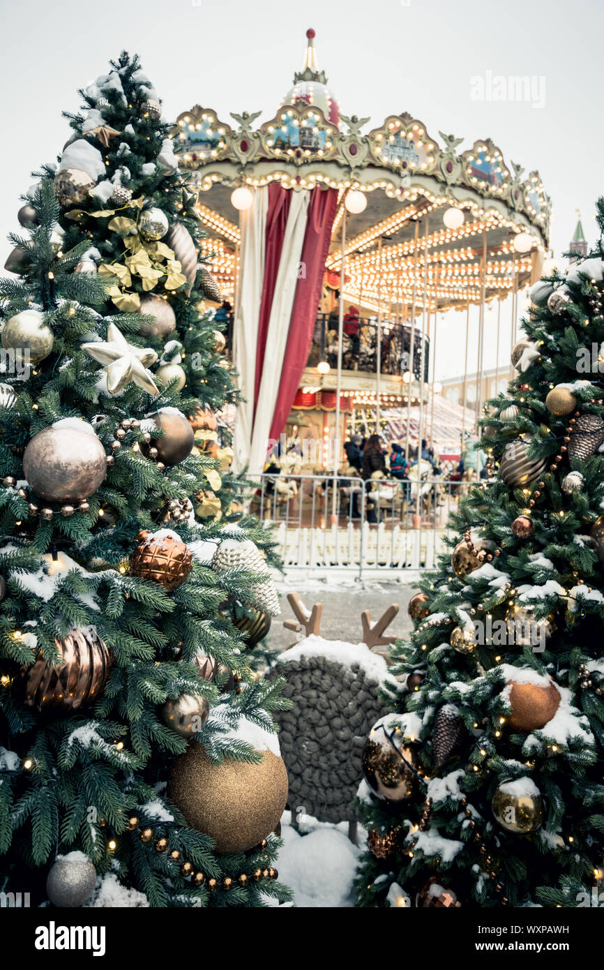Weihnachtsbaum und Karussell auf dem Roten Platz in Moskau. Weihnachtsfeier und Fee. Für das neue Jahr. Dekorierte Stadt. Stockfoto