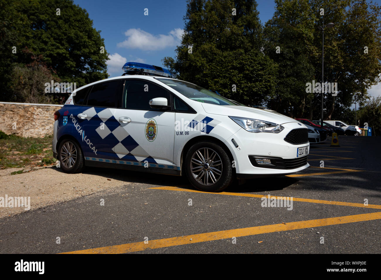 Cambre/Spanien - 16. September 2019: Lokale blaue und weiße Polizei Auto illegal in Cambre Spanien geparkt Stockfoto