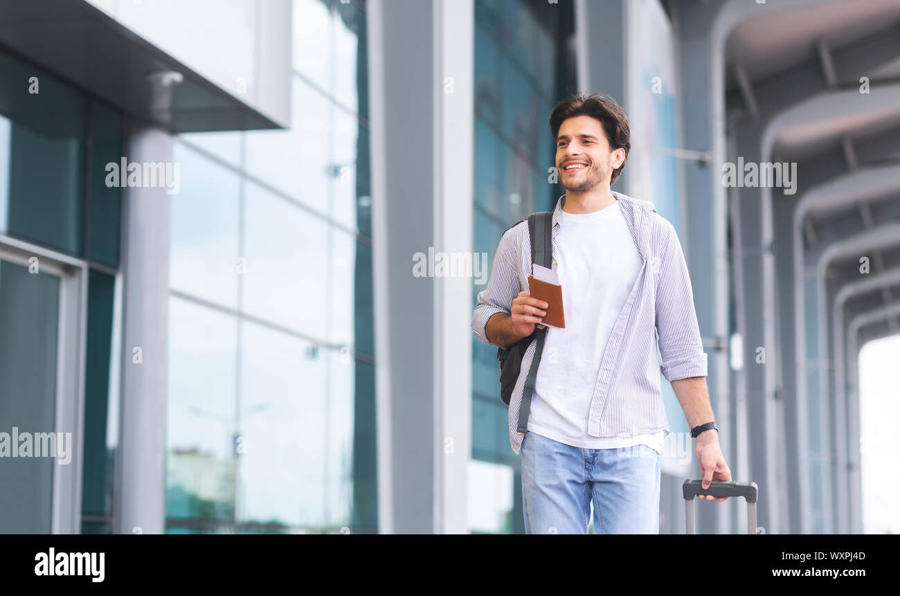 Fröhlicher Kerl Flug Registrierung gehen, zukünftige Reisen genießen. Stockfoto