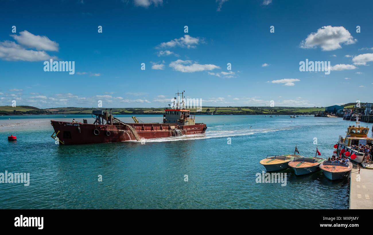 Ausbaggern um die Doom Bar. Der Sand Snipe Schwimmbagger ausbaggern Um die Doom Bar Sandbank aus Padstow in North Cornwall GROSSBRITANNIEN Stockfoto