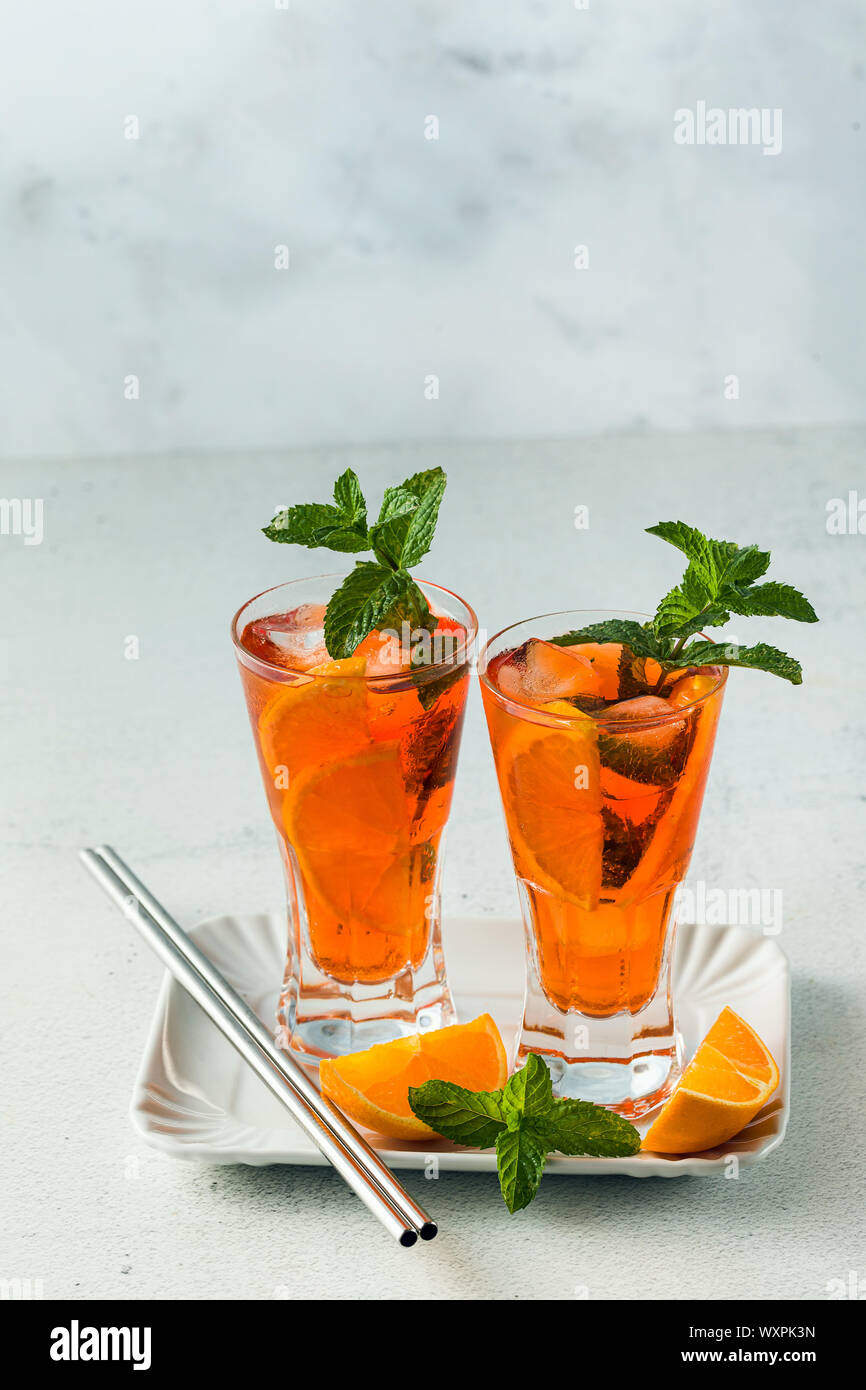 Mint Sommer Tee mit Orange in ein hohes Glas. erfrischenden alkoholfreien Getränk Stockfoto