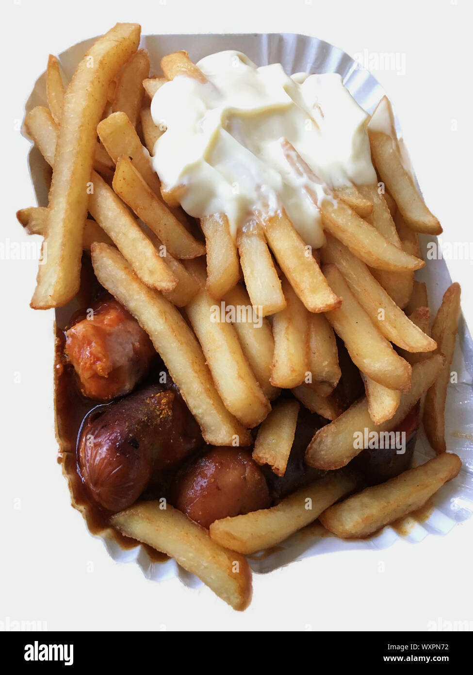 Currywurst & Pommes auf weißem Hintergrund: Berühmte deutsche Fast Food (Currywurst mit Pommes Frites und Curry Sauce) mit Ketchup und Mayonaise Stockfoto