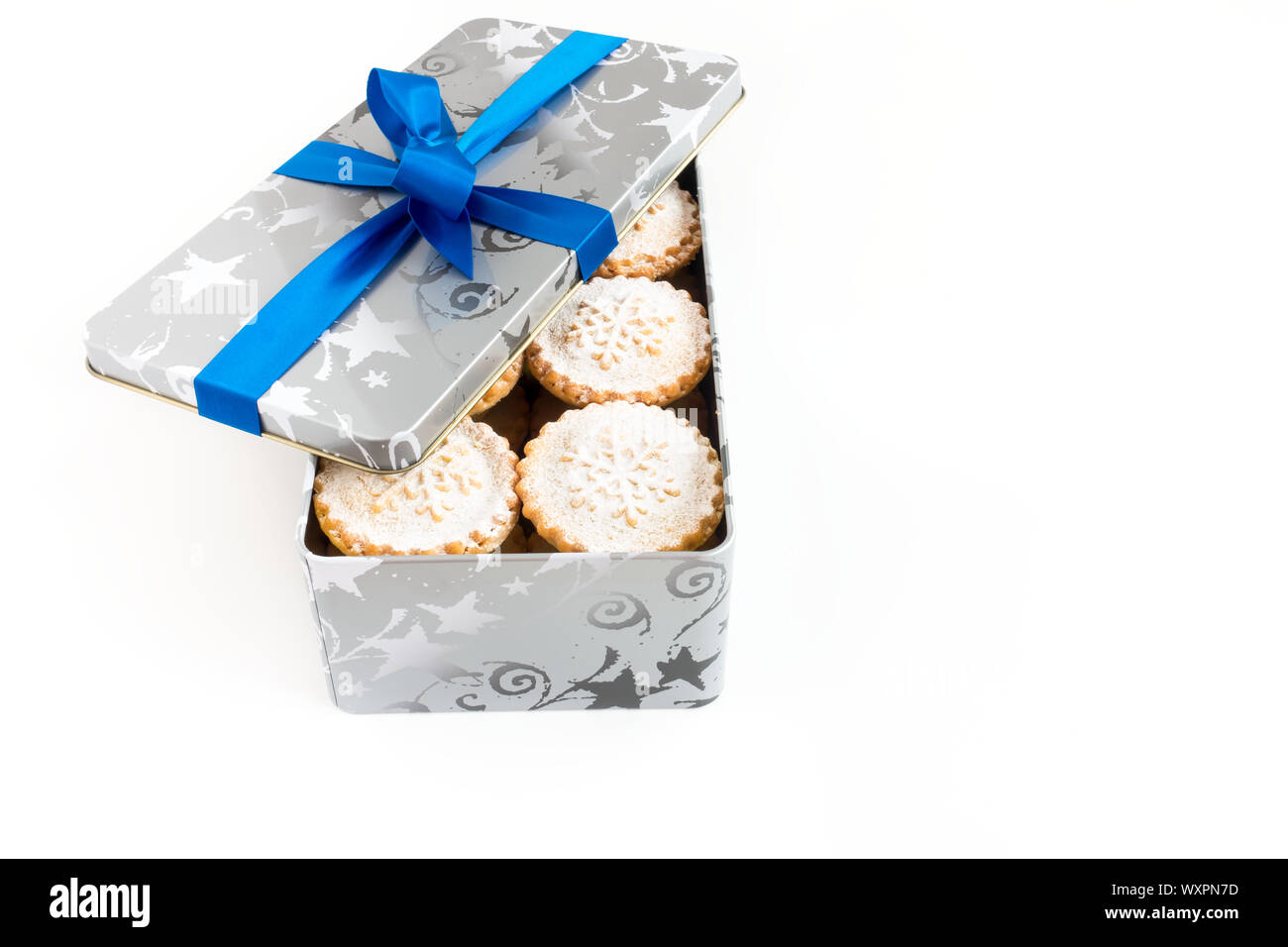 Weihnachten Cookie Container mit Torten auf weißem Hintergrund mit Kopie Raum isoliert Hackfleisch gefüllt. Stockfoto