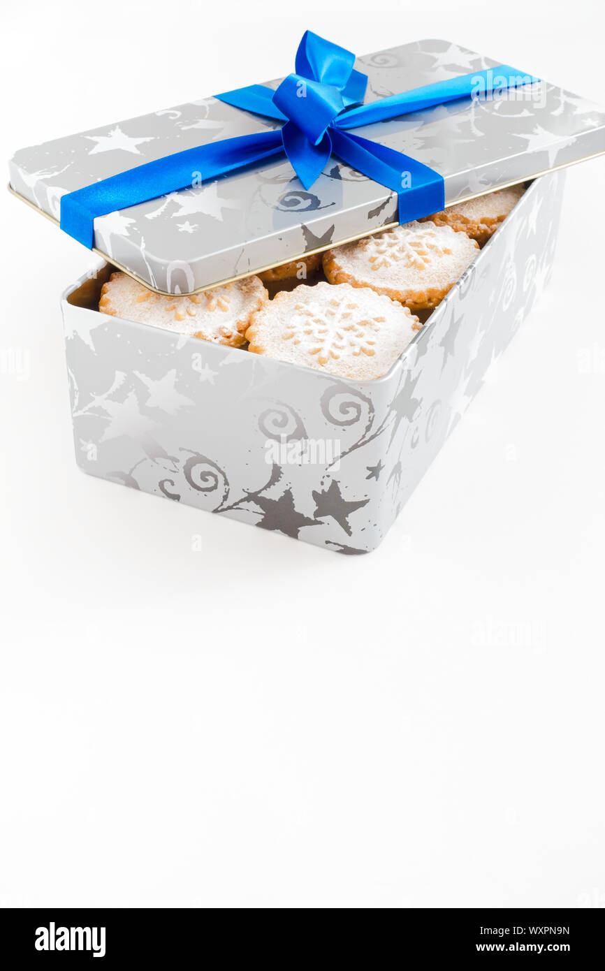 Mince Pies in einem Weihnachten box auf weißem Hintergrund mit Kopie Raum isoliert. Stockfoto