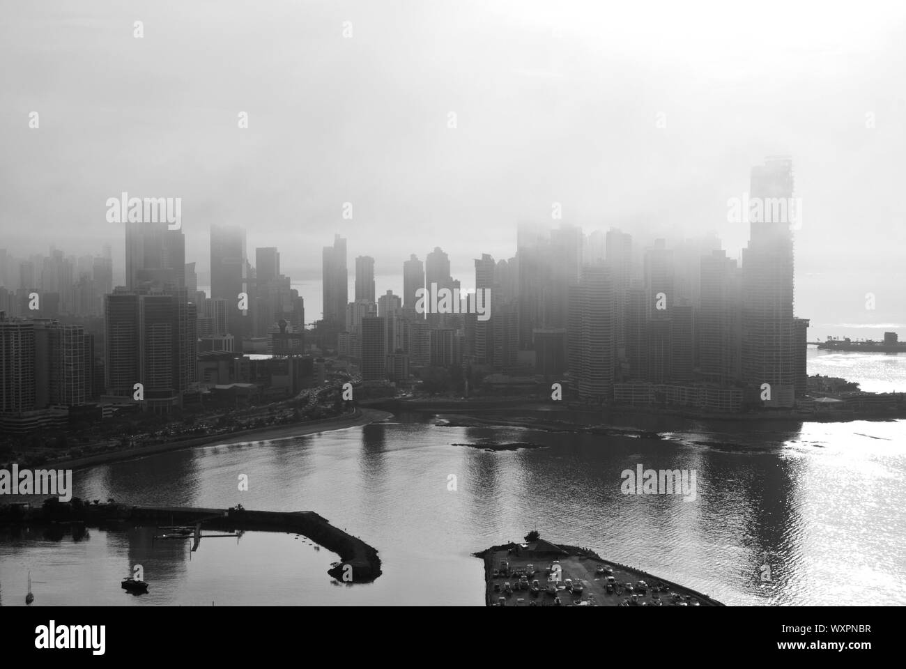 Stadtbild von Panama City in einem bewölkten Tag mit Nebel im Hintergrund. In Schwarz und Weiß Stockfoto