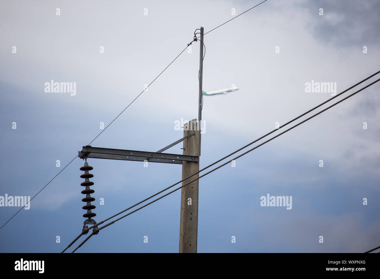 Chiangmai, Thailand - 6. September 2019: Eletricity und Elektrizität Post mit mit dem Flugzeug Hintergrund Stockfoto