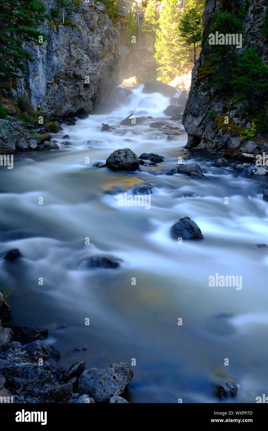 Fluss in den Bergen Wildnis schnell laufen nach unten kaskadieren Felsen im Flussbett Stockfoto