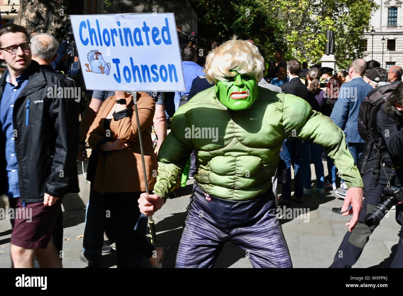 Der unglaubliche Hulk. Die Demonstranten versammelten sich vor dem Obersten Gerichtshof als Richter eine dreitägige Anhörung zu entscheiden, wenn Boris Johnson's Entscheidung zu vertagen Parlaments wurde begonnen. Der Oberste Gerichtshof, ein wenig George Street, London. Großbritannien Stockfoto