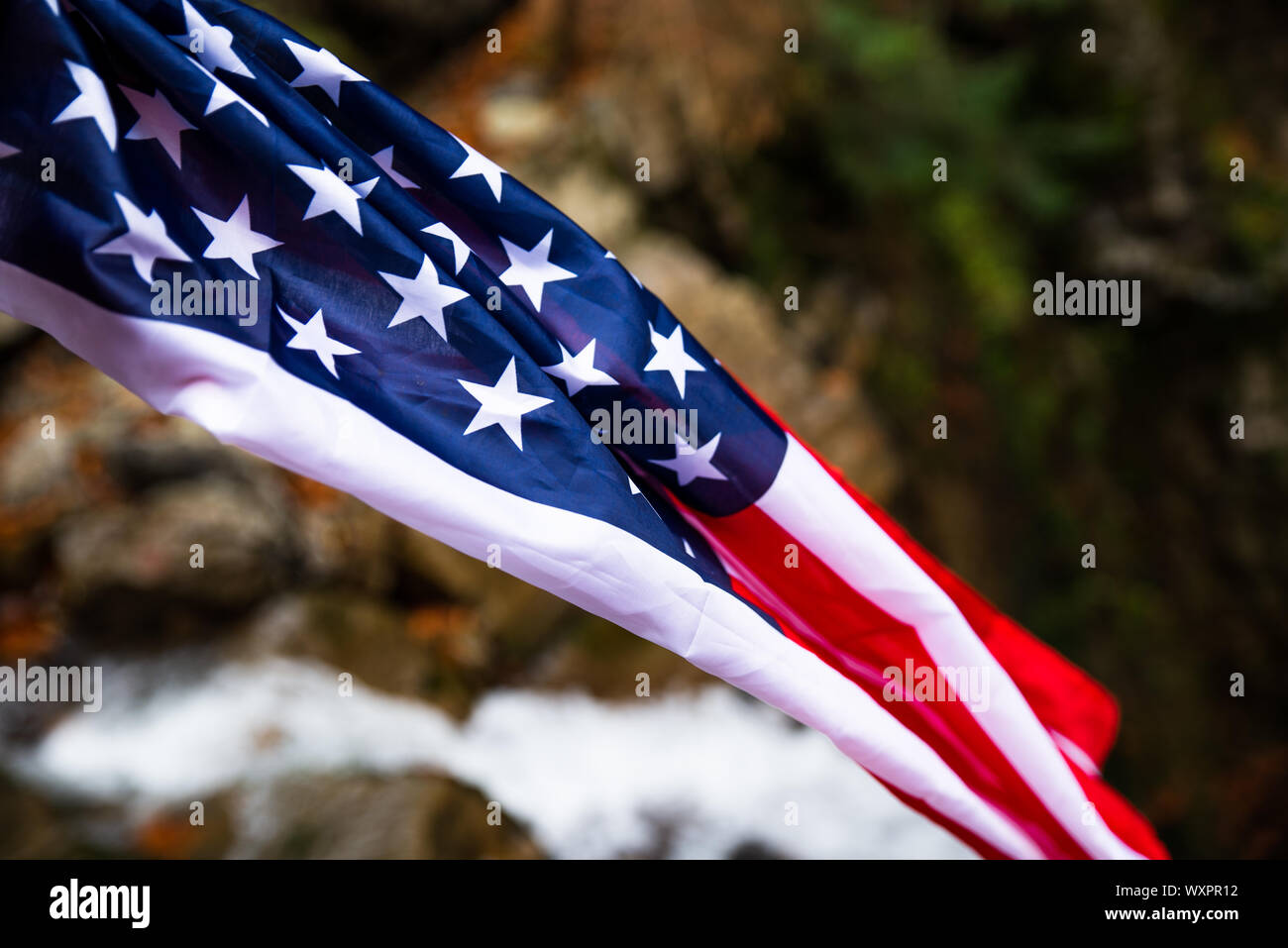Mann Der Usa Flagge Halt Stockfotos Und Bilder Kaufen Alamy