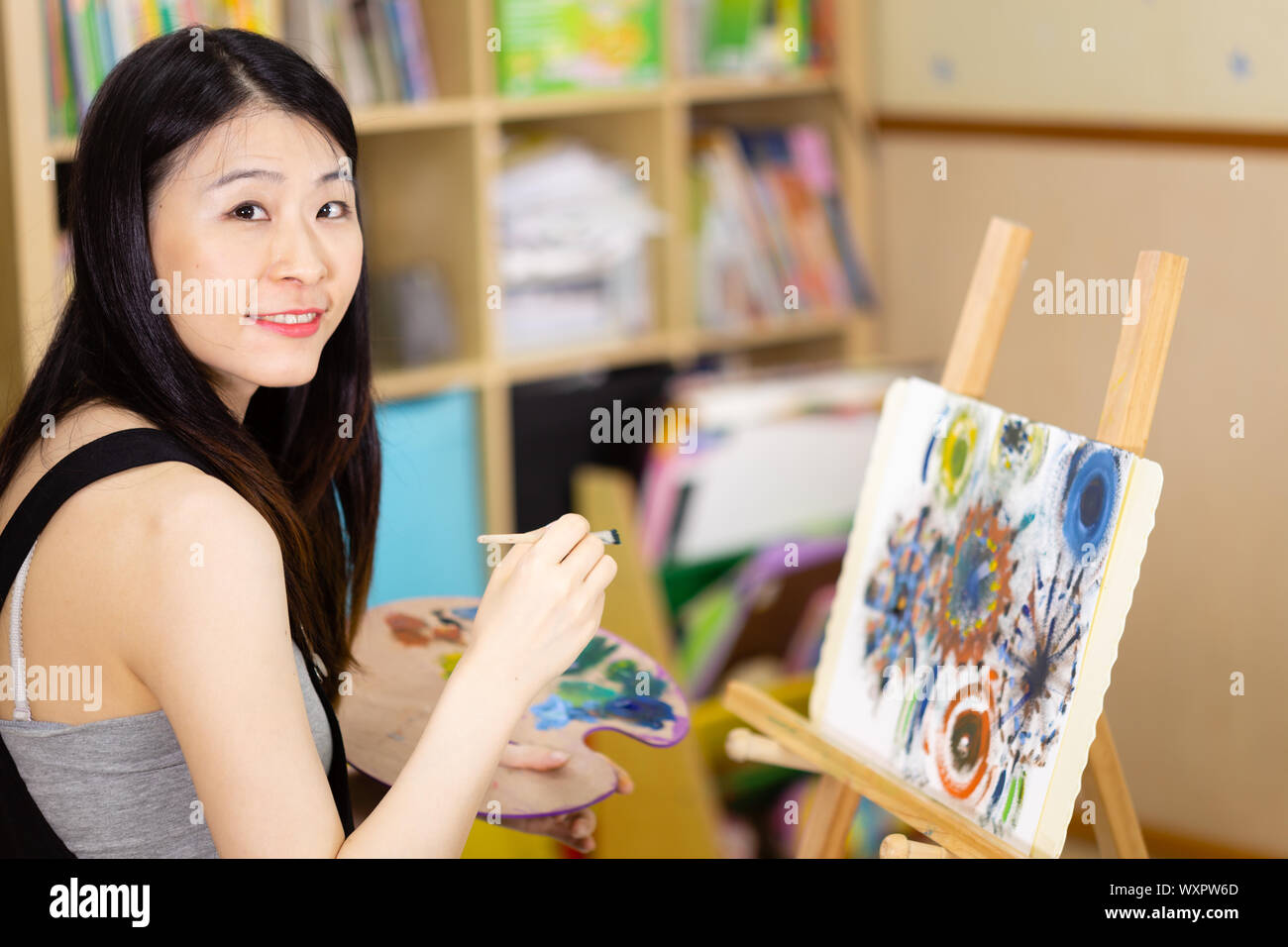 Asiatisch-amerikanische Künstler gemälde öl Malerei auf einer Staffelei Stockfoto