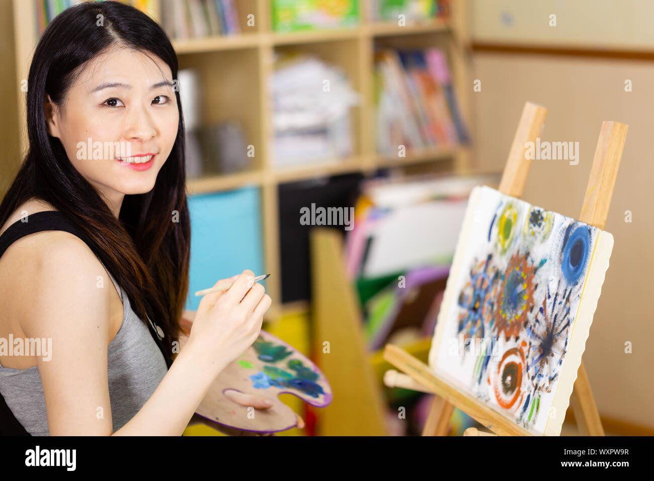 Asiatisch-amerikanische Künstler gemälde öl Malerei auf einer Staffelei Stockfoto