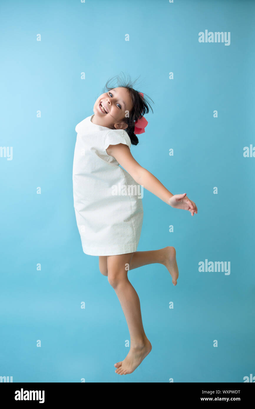 7-8 Jahre alt Happy Girl springen Stockfoto