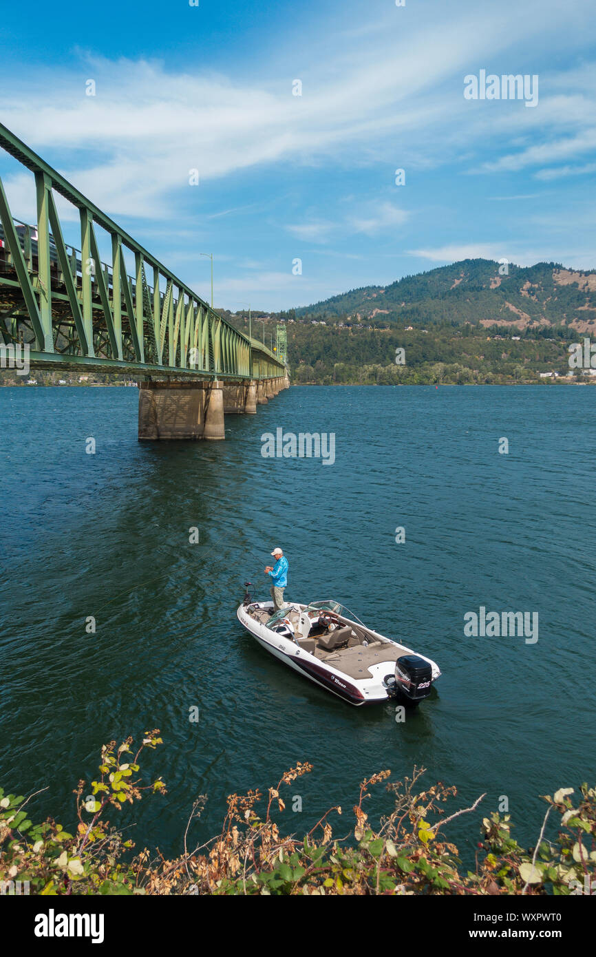 HOOD River, Oregon, USA - Fischer auf dem Boot angeln in der Nähe von der Brücke am Columbia River. Stockfoto