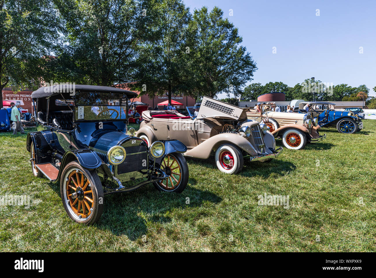 HICKORY, NC, USA-7 SEPT 2019: Eine Reihe von klassischen vor dem Krieg amerikanische Autos auf Anzeige an einem Auto zeigen. Stockfoto