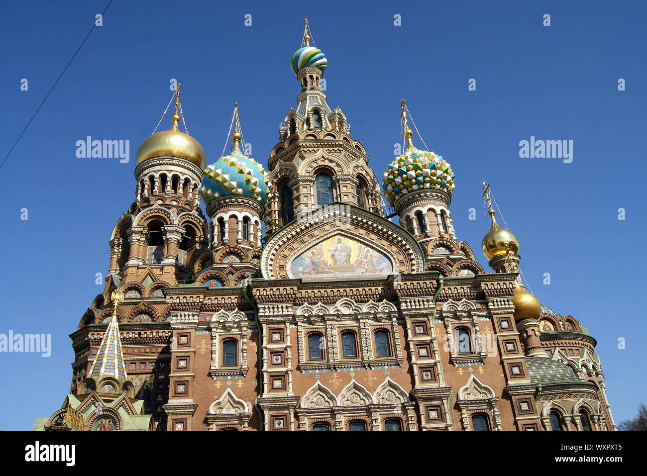 Fassade und zwiebelförmigen Kuppeln der Kirche des Erlösers auf Blut in St. Petersburg, Russland Stockfoto