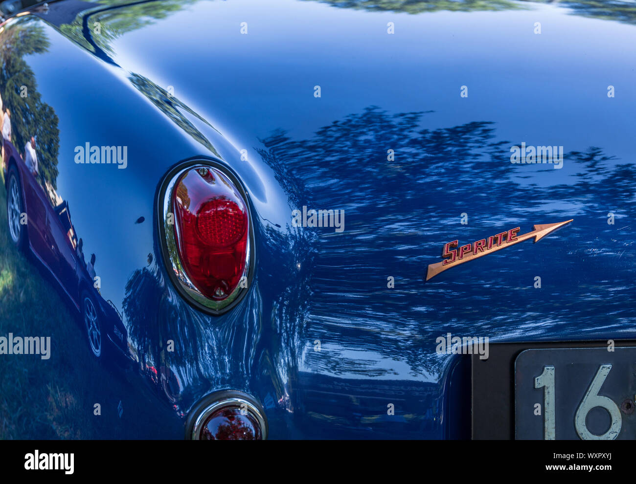 HICKORY, NC, USA-7 SEPT 2019: 1959 Austin-Healey Sprite Bugeye, blau. Detailansicht von Sprite Emblem auf der Fahrerseite hinten. Stockfoto