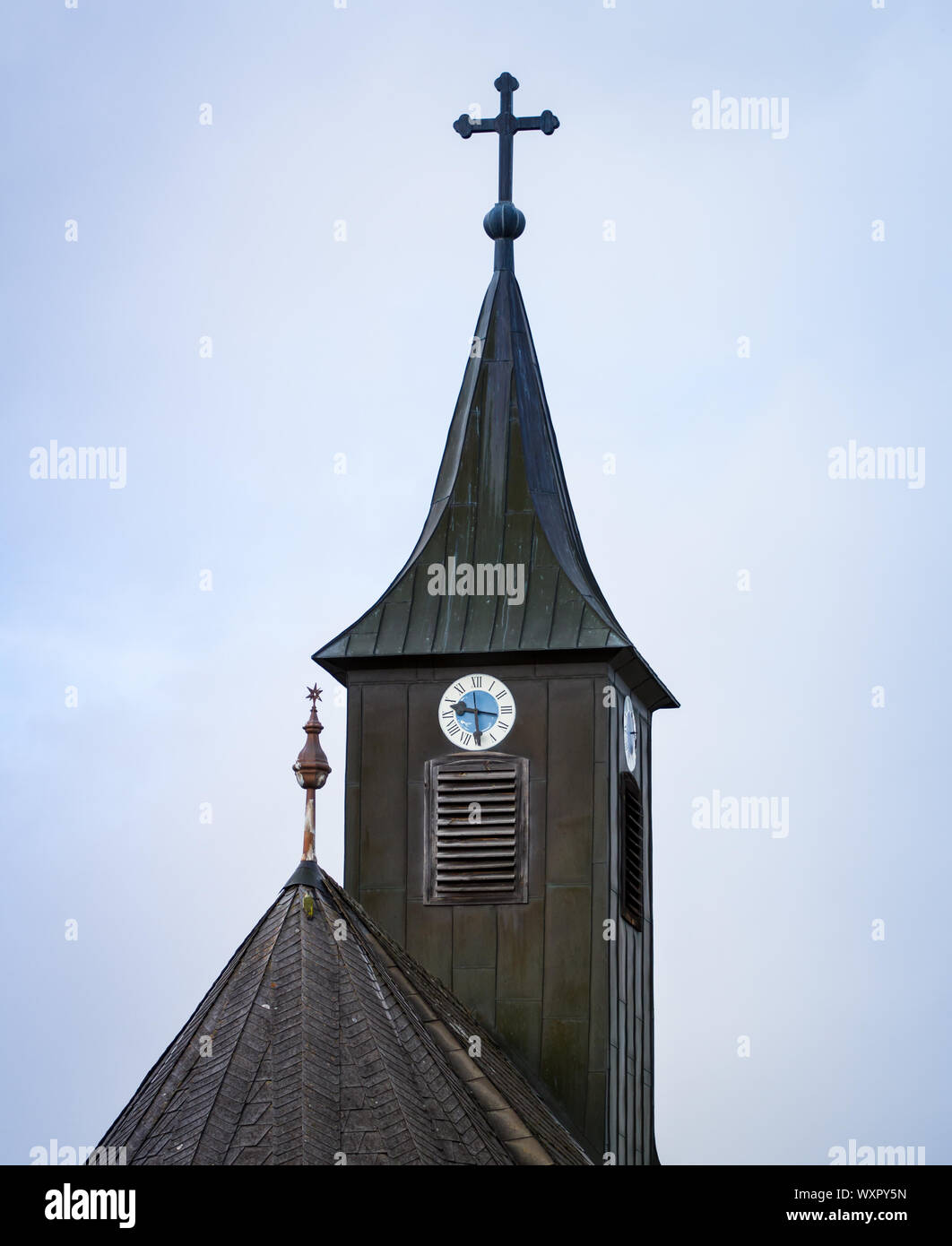 Kirchturm der katholischen Kirche im Waldviertel, Österreich Stockfoto