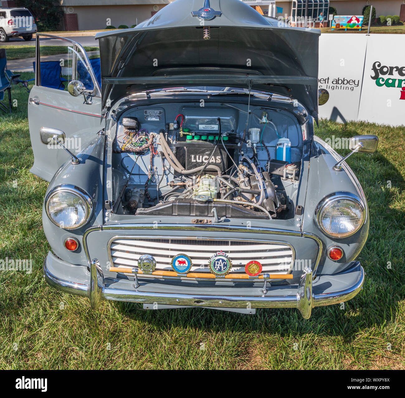 HICKORY, NC, USA-7 SEPT 2019 - 1959 Morris Traveler Automobil, grau, woodie (Woody). Bild zeigt Vorderseite mit Motorraum öffnen. Stockfoto