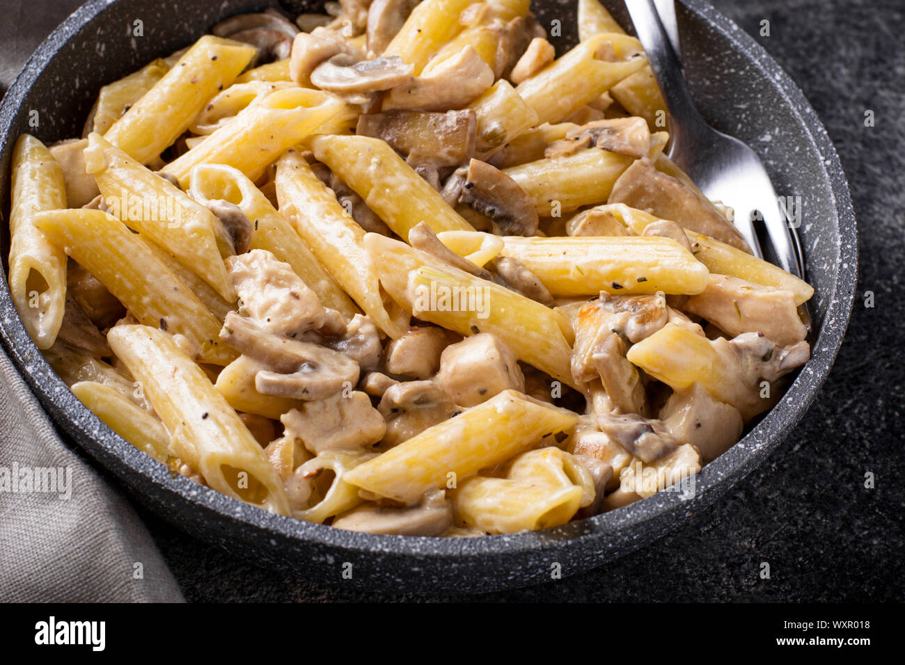 Nudeln mit Hühnerfleisch und Champignons Stockfoto