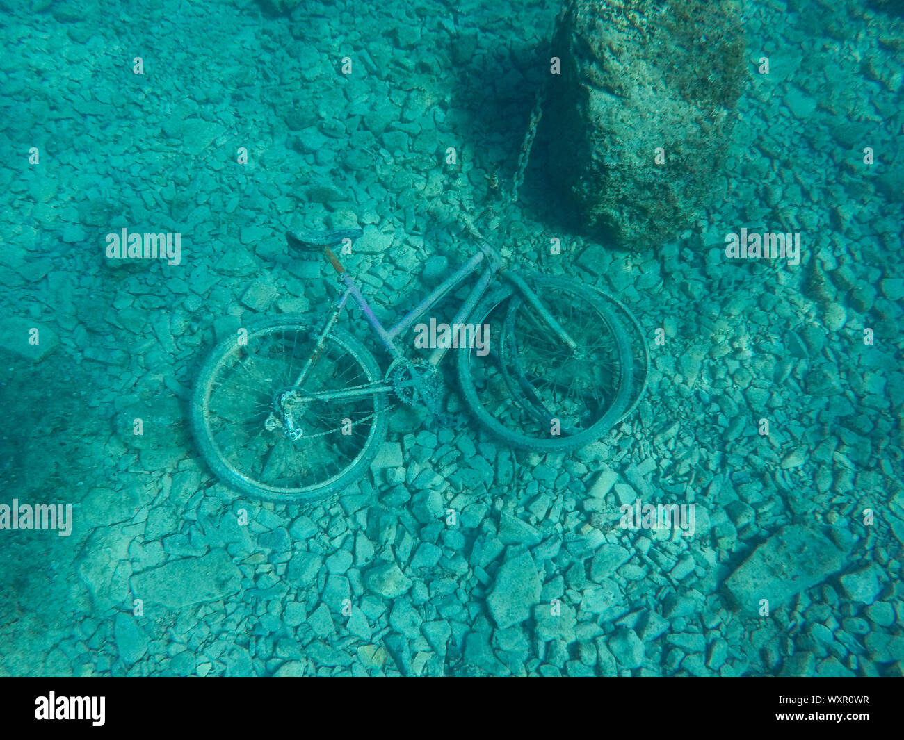 Sank Fahrrad liegen auf dem felsigen Meeresgrund Stockfoto