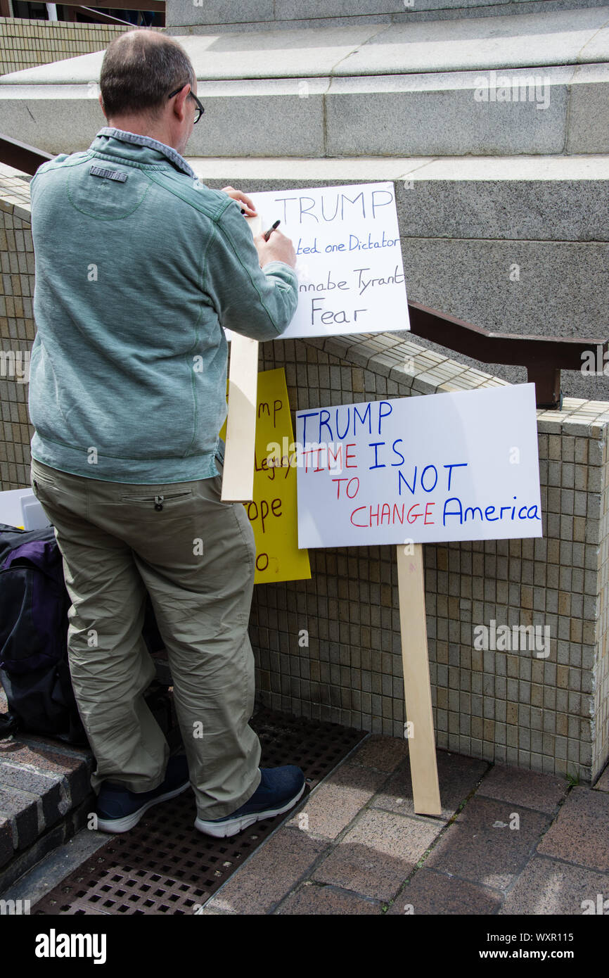 Anti-Trump Demonstrator Portsmouth Großbritannien. Stockfoto