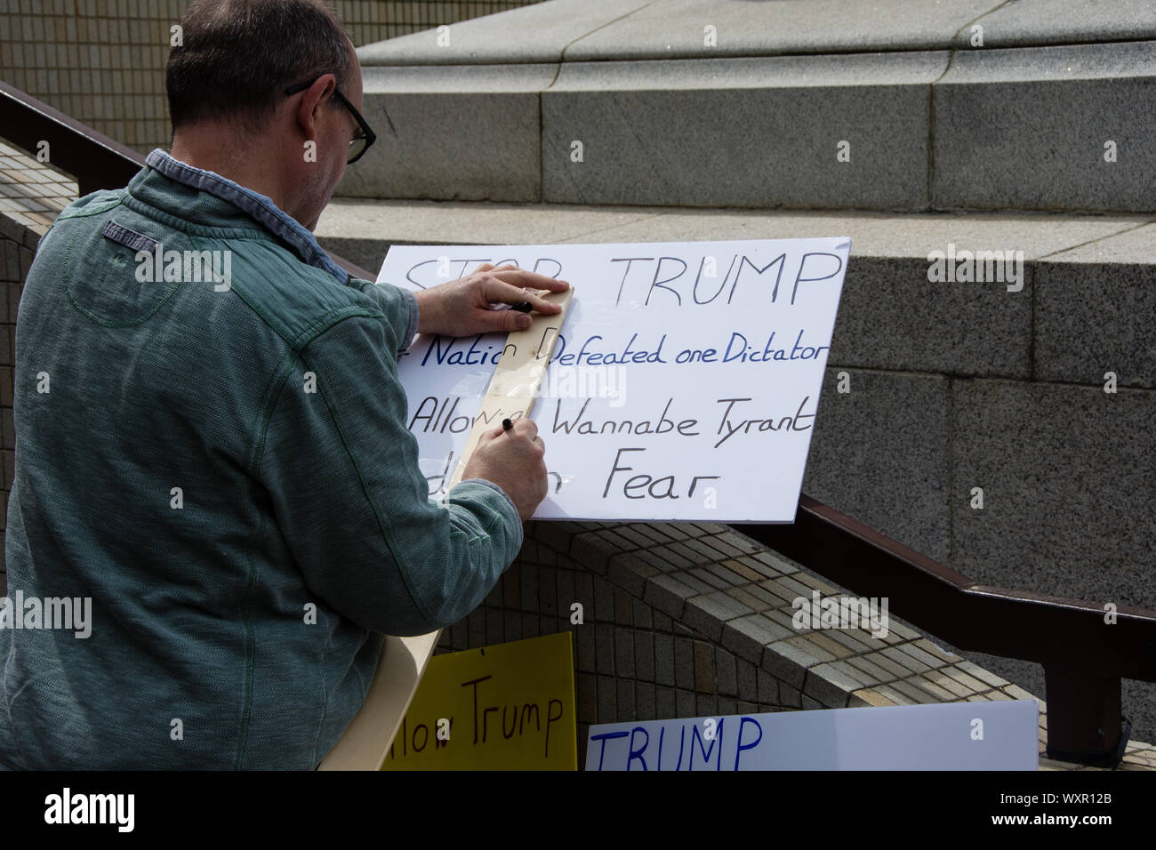 Anti-Trump Demonstrator Portsmouth Großbritannien. Stockfoto