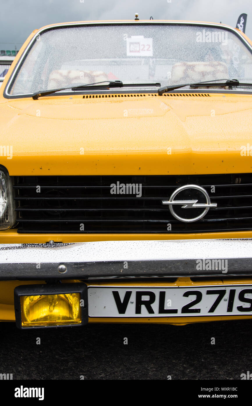 1970er opel gelbes familienauto Fotos und
