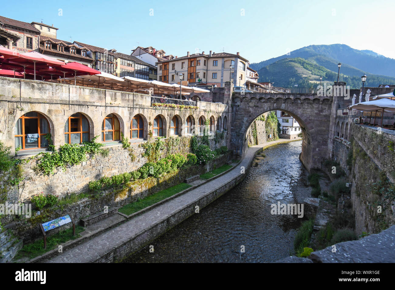 Brücke über den Fluss in Potes, Kantabrien Stockfoto