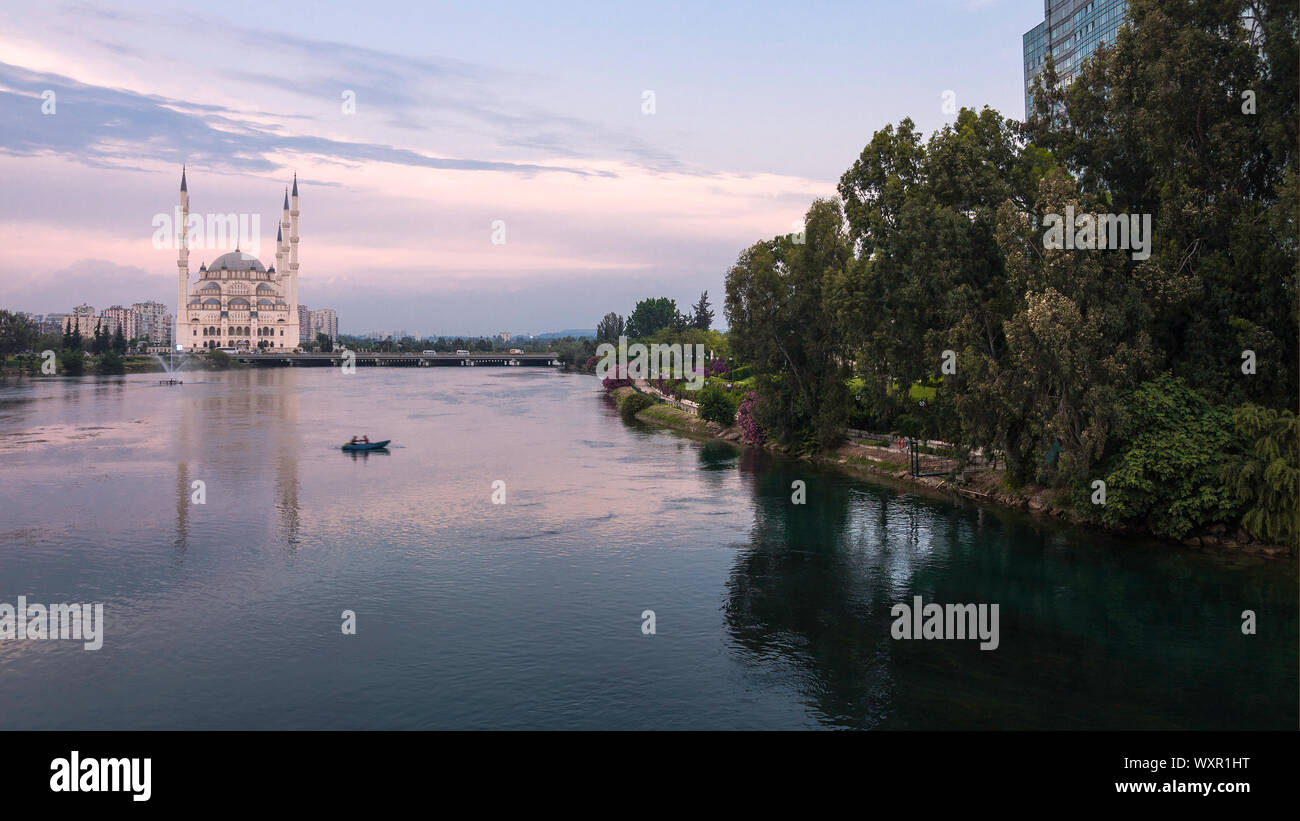 Seyhan Fluss und Zentrum Moschee anzeigen ADANA Seyhan Stockfoto