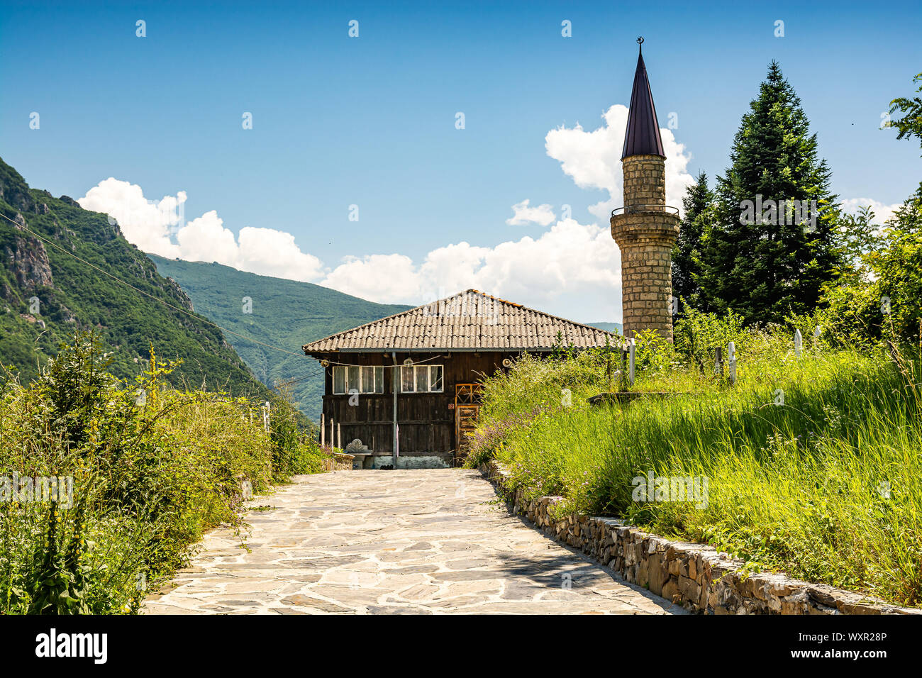 Alte Moschee mit Friedhof in Rostusha,Mazedonien Stockfoto