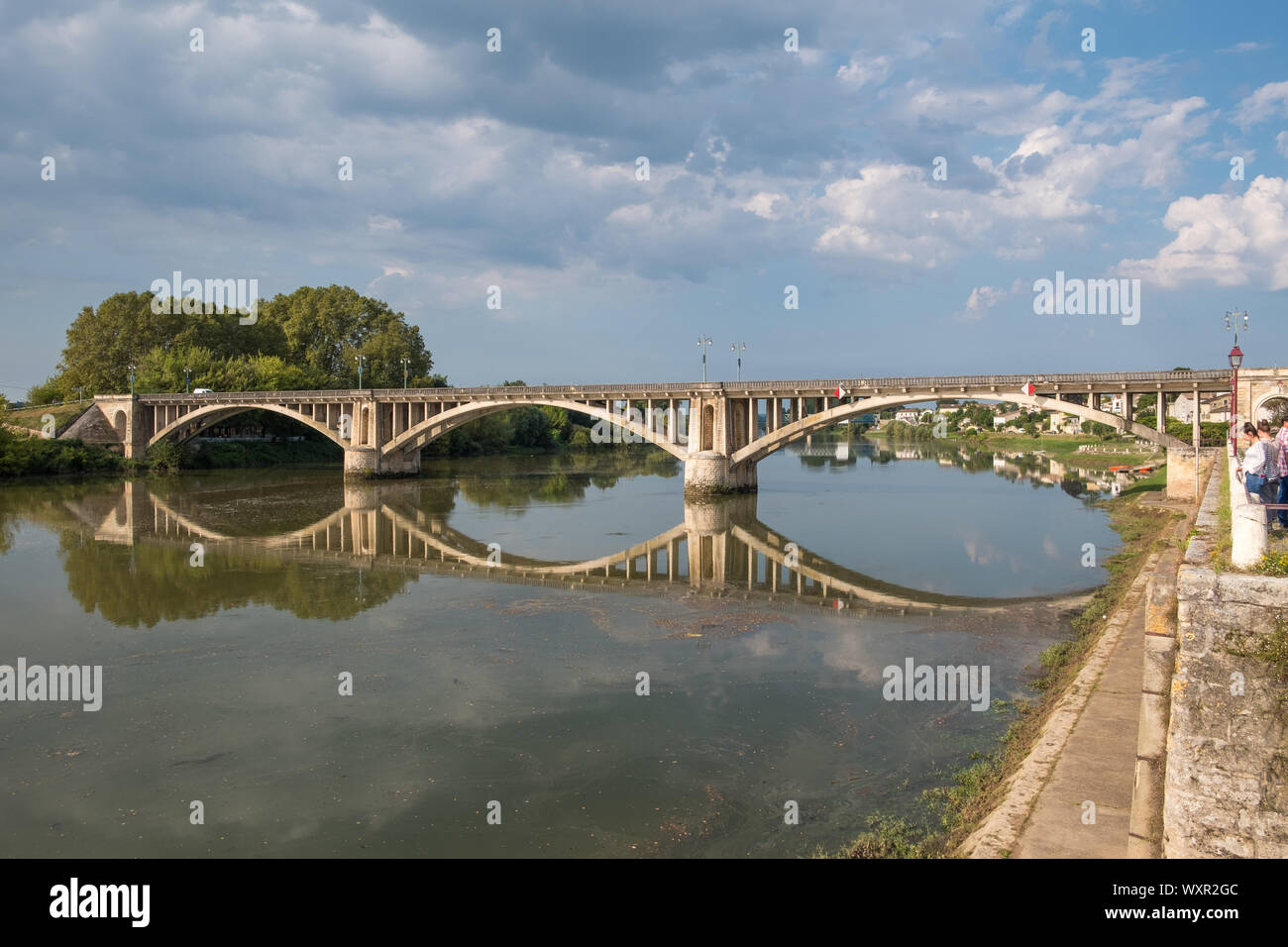 Die alte steinerne Brücke über den Fluss Dordogne in Castillon La Bataille in der Region Gironde im Südwesten von Frankreich Stockfoto