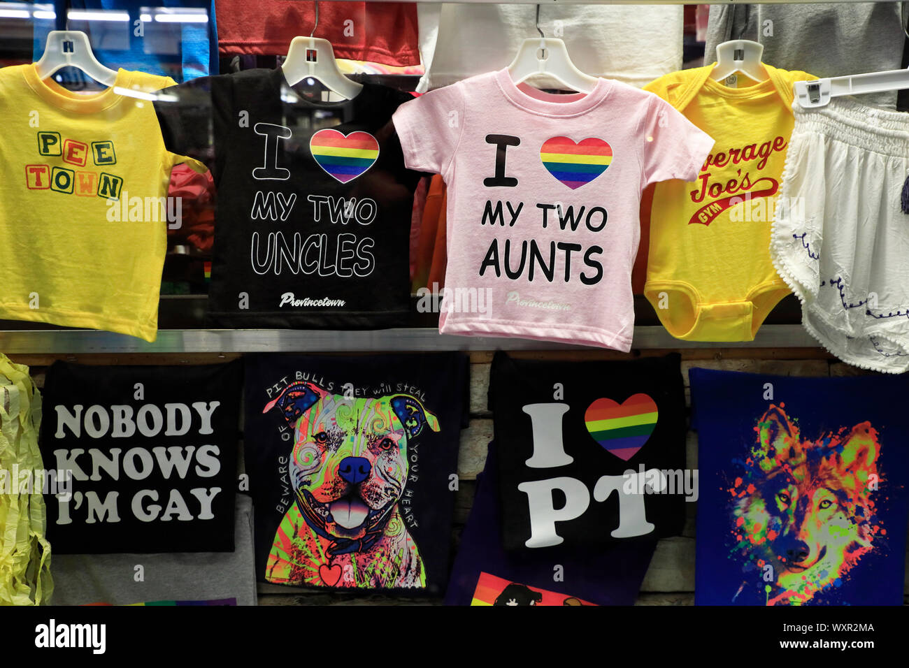 LGBT+-freundliche Kinder-T-Shirts zum Verkauf in Provincetown.Cape Cod.Massachusetts.USA Stockfoto