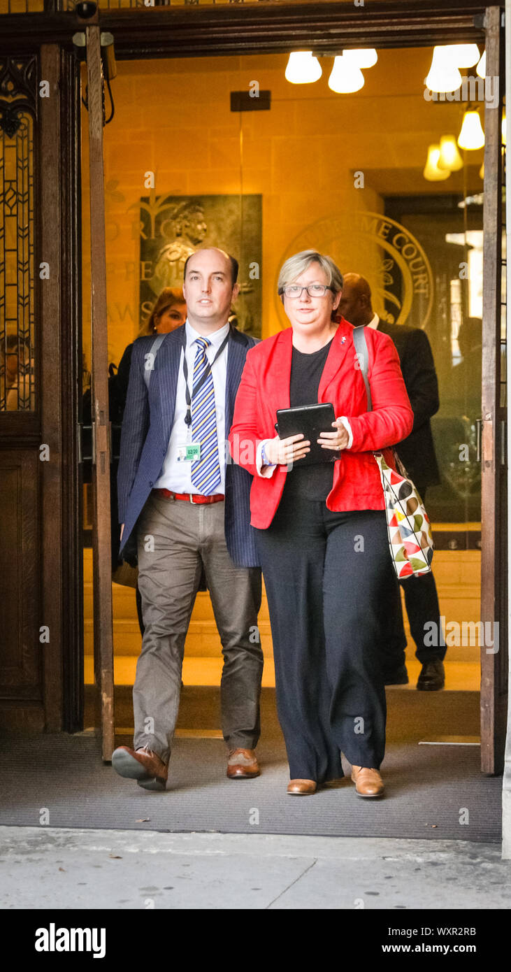 Westminster, London, UK, 17. Sep 2019. Joanna Cherry, QC, verlässt den Obersten Gerichtshof, der nach dem ersten Tag der Anhörungen. Credit: Imageplotter/Alamy leben Nachrichten Stockfoto