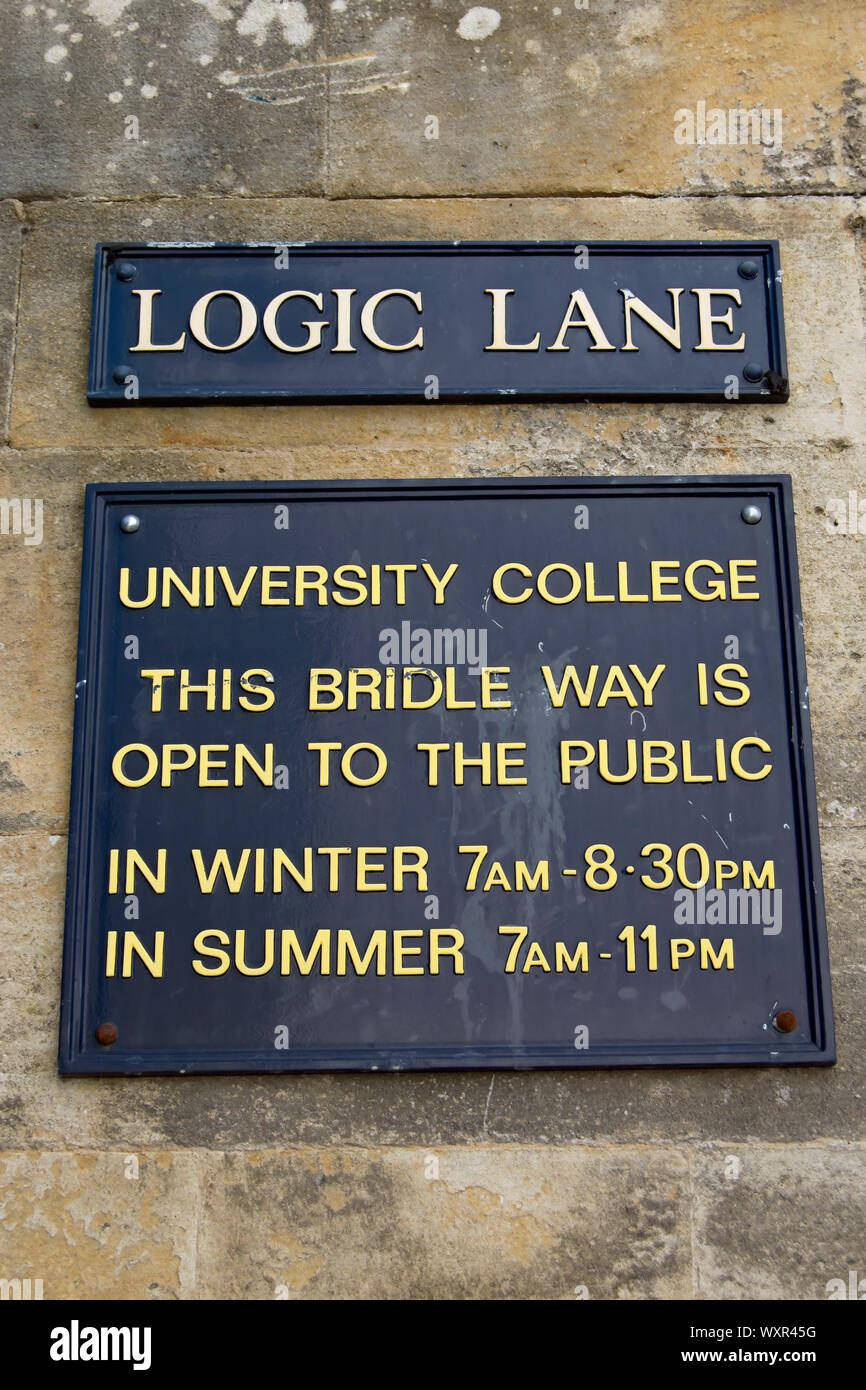 Straßennamen Zeichen für Logik Lane, University College, Oxford, England, mit der öffentlichkeit Öffnungszeiten unten Stockfoto