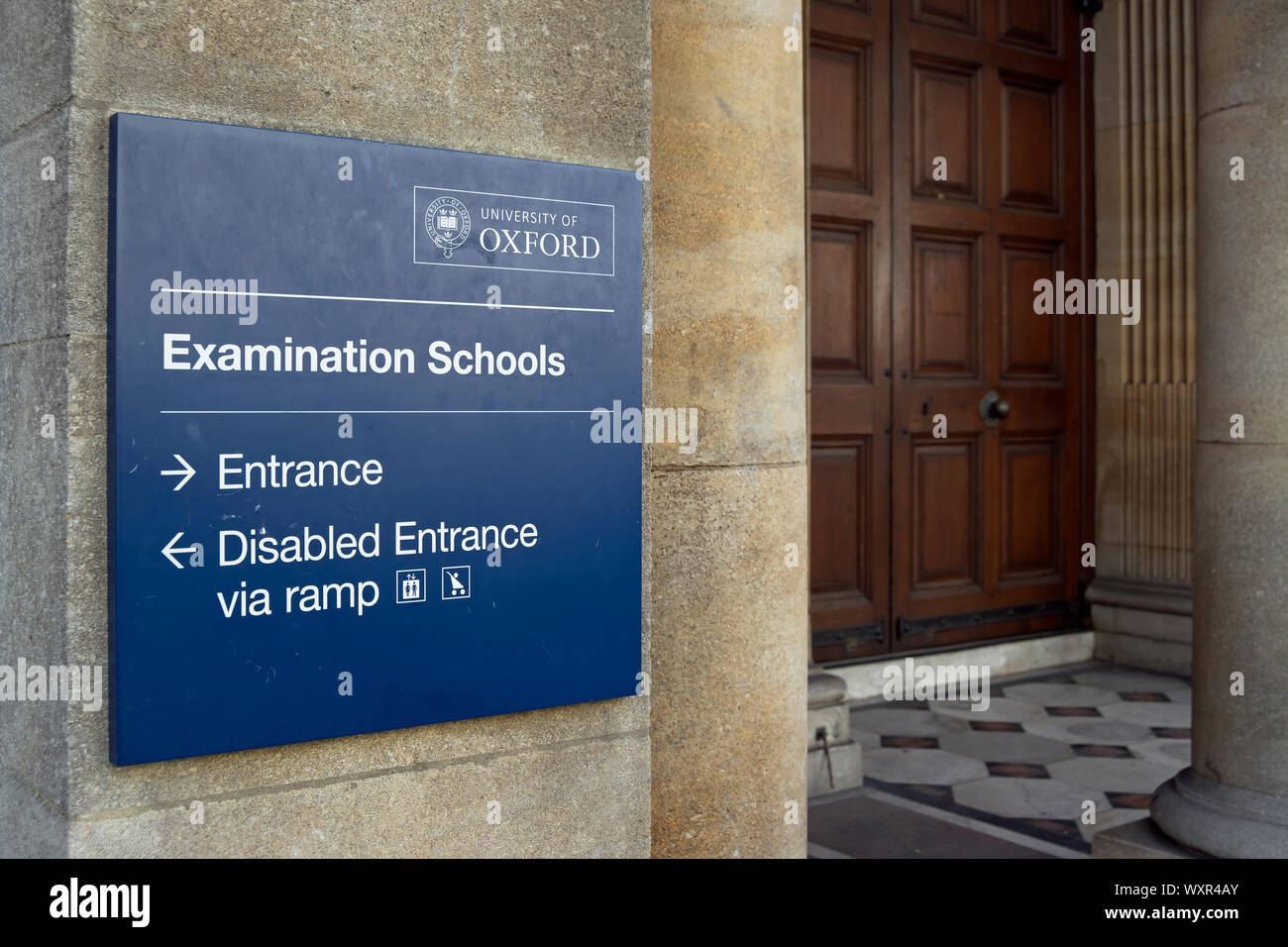 Eingangsschild an der Universität Oxford Prüfung Schulen, High Street, Oxford, England Stockfoto