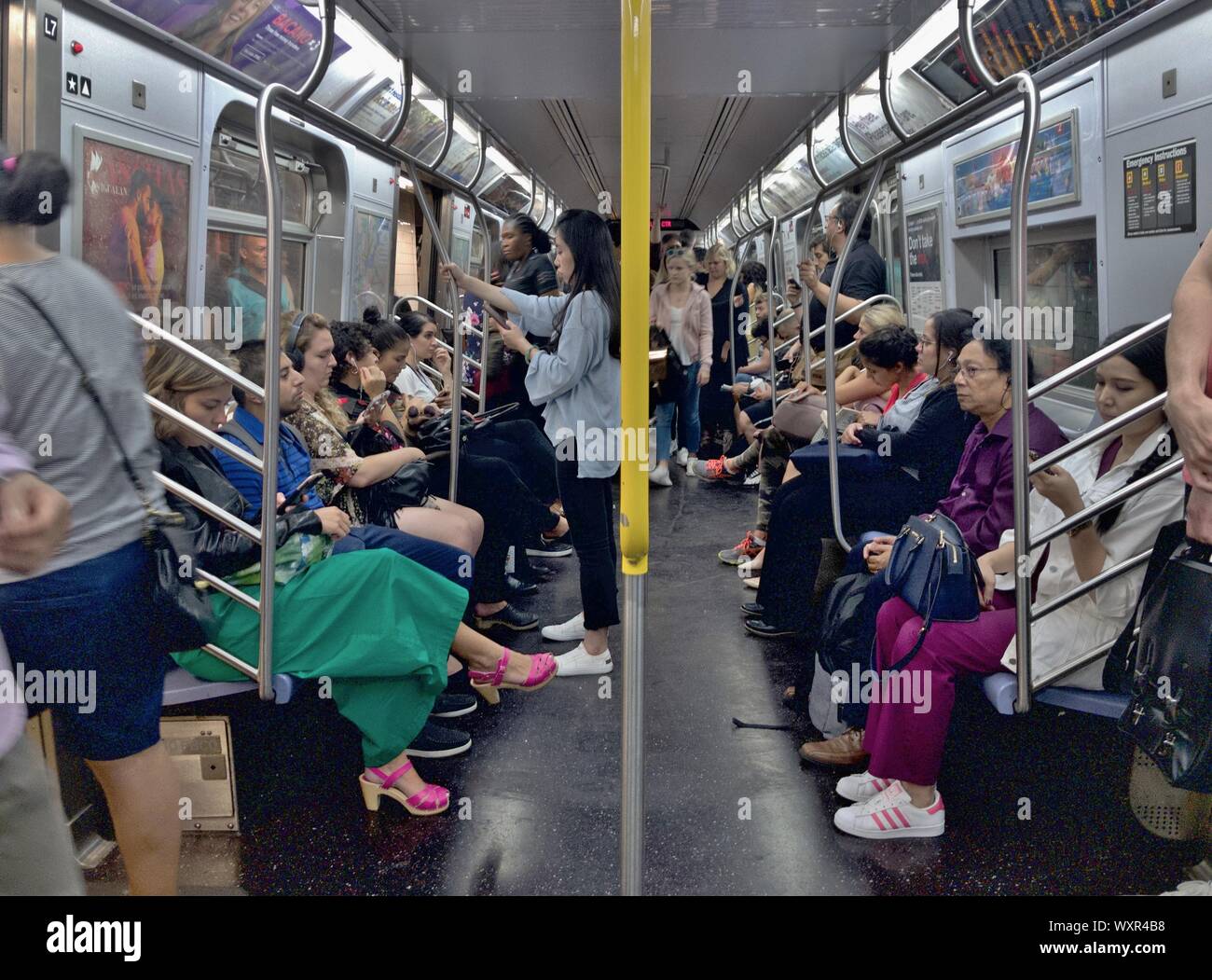 Die Menschen in der ÜBERFÜLLTEN U-Bahn NYC geschäftigen Stadt Lebensstil Stockfoto